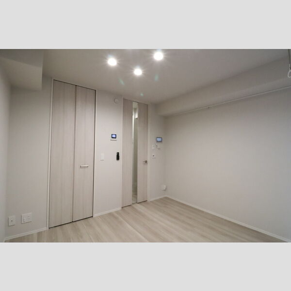 その他 (洋室(窓側より))