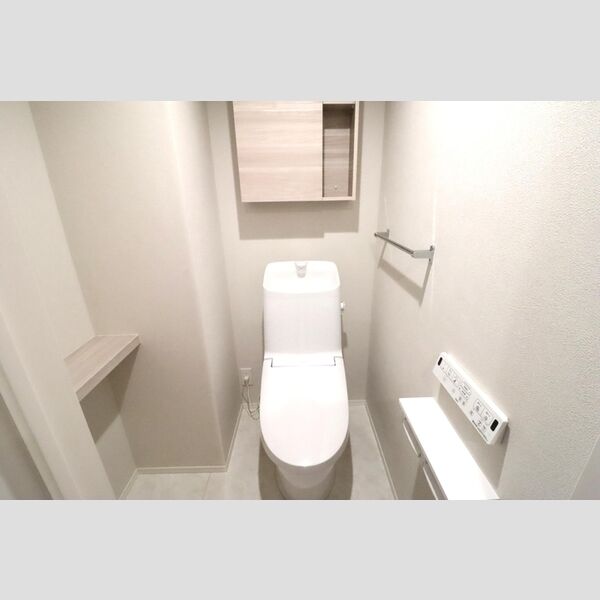 トイレ (温水洗浄暖房便座つきトイレ)