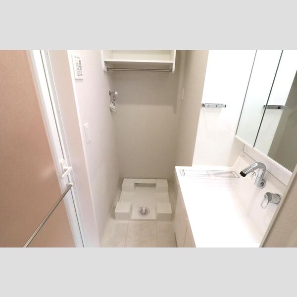 洗面所 (三面鏡になる洗面台)