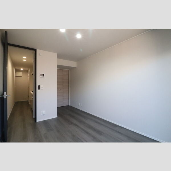 その他 (洋室(窓側より))