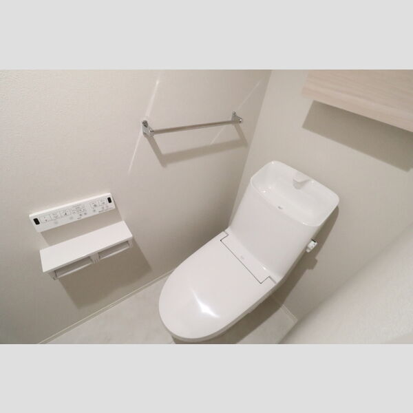 トイレ (温水洗浄暖房便座つきトイレ)