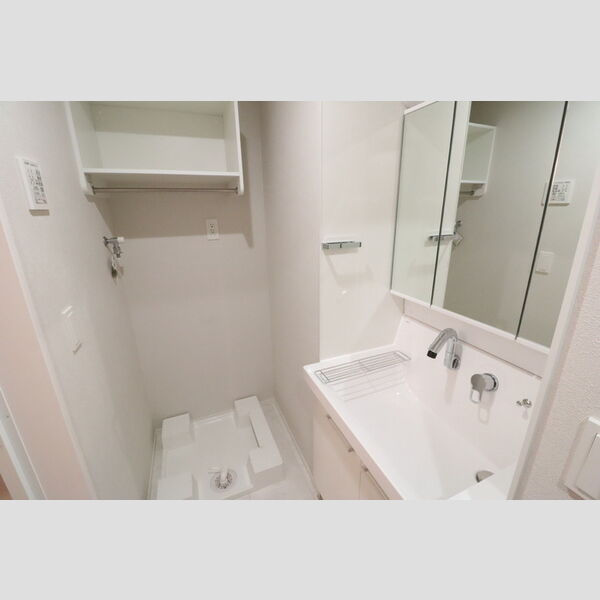 洗面所 (三面鏡になる洗面台)