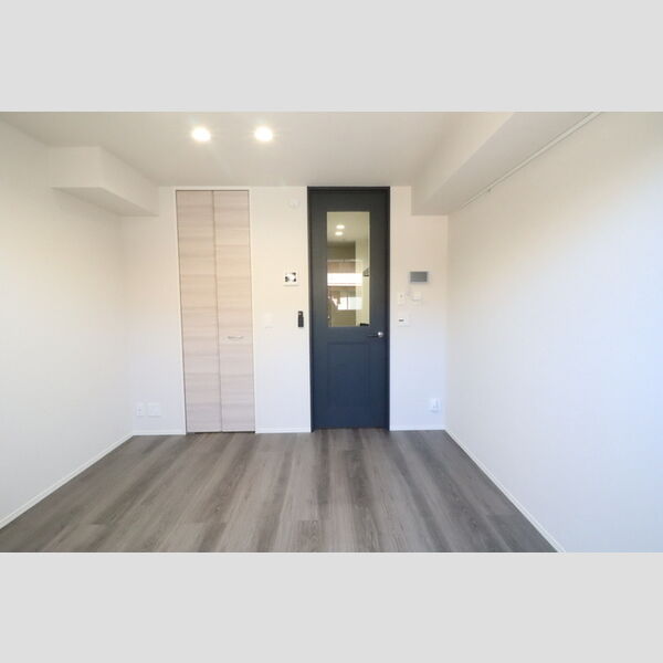 その他 (洋室(窓側より))