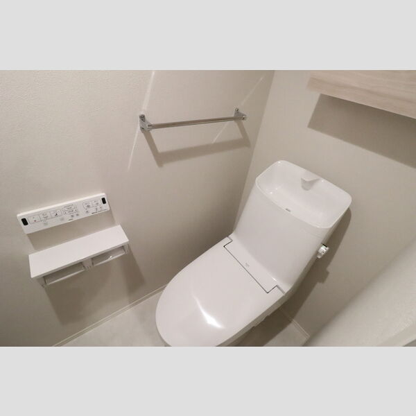 トイレ (温水洗浄暖房便座つきトイレ)