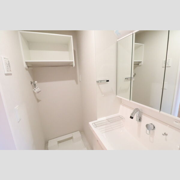 洗面所 (三面鏡になる洗面台)