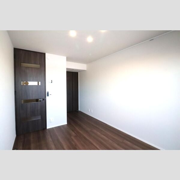 その他 (洋室(窓側より))