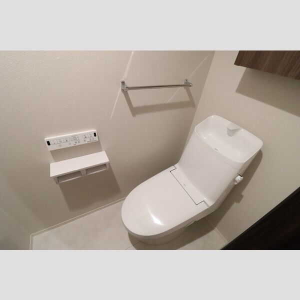 トイレ (温水洗浄暖房便座つきトイレ)