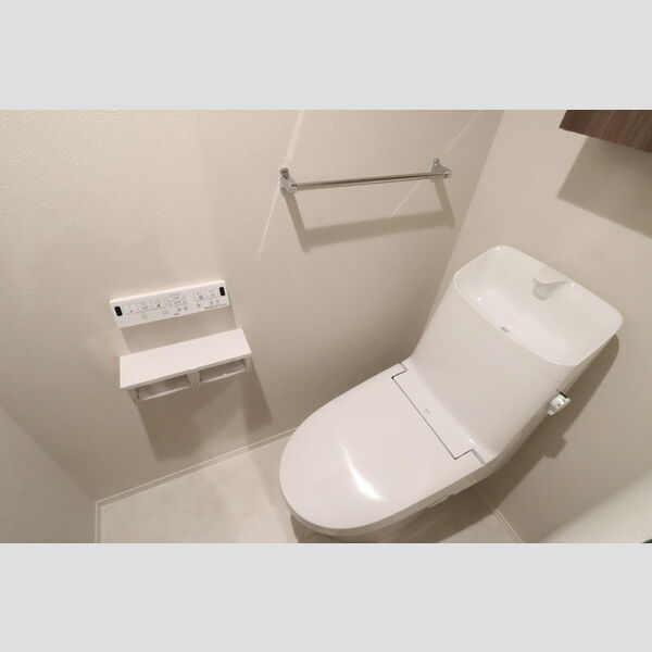 トイレ (温水洗浄暖房便座つきトイレ)