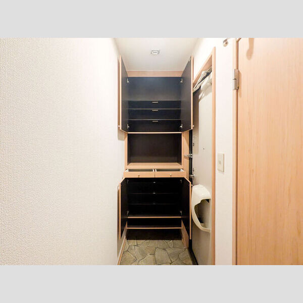 トイレ (トールタイプのシューズボックスの玄関)