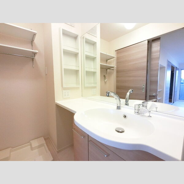 洗面所 (大きな鏡の洗面台)