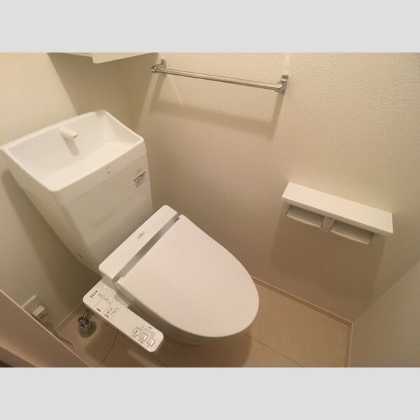 トイレ (温水洗浄暖房便座付き)