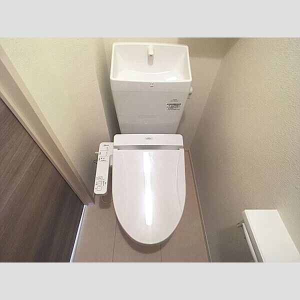 トイレ (トイレ)