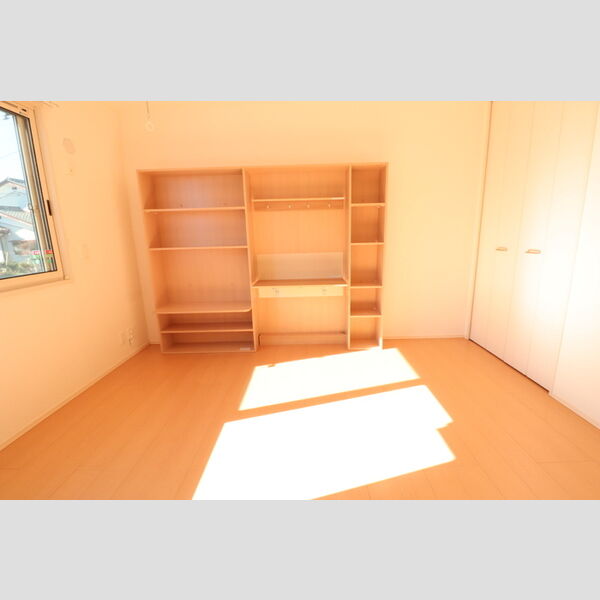 その他 (壁面収納の南側洋室)