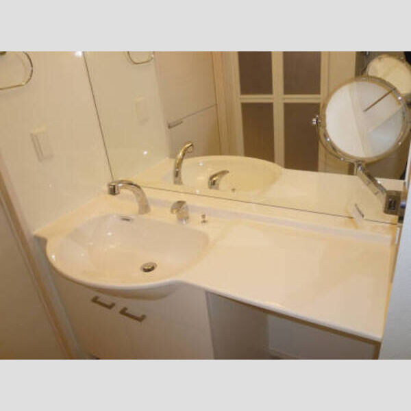 洗面所 (ホテルのような大型鏡付き洗髪洗面化粧台です。(拡大鏡有り))