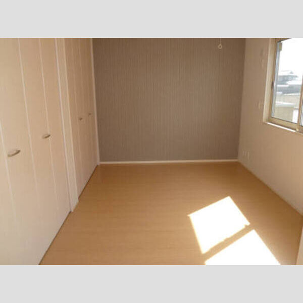 収納 (アクセントクロスがワンポイントの南洋室6帖、収納もございます)