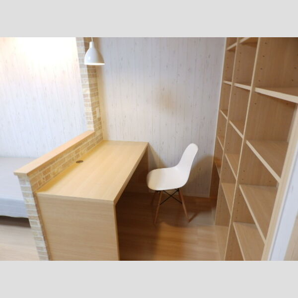 その他 (デスク　本棚　いす　ダウン照明付き)