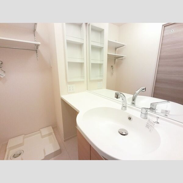 洗面所 (大きな鏡の洗面台)