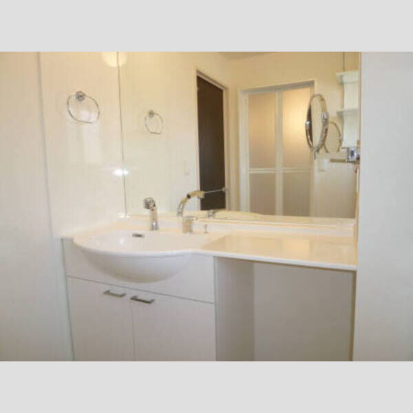 洗面所 (ホテルのような大型鏡付き洗髪洗面化粧台です。)