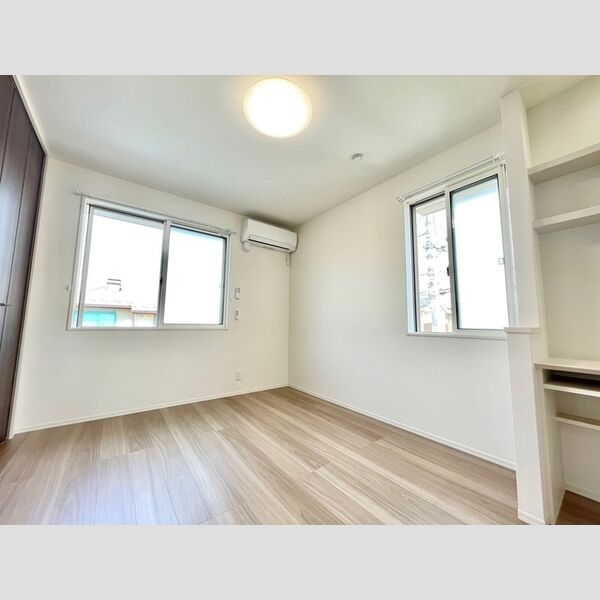 その他 (2面採光の洋室)