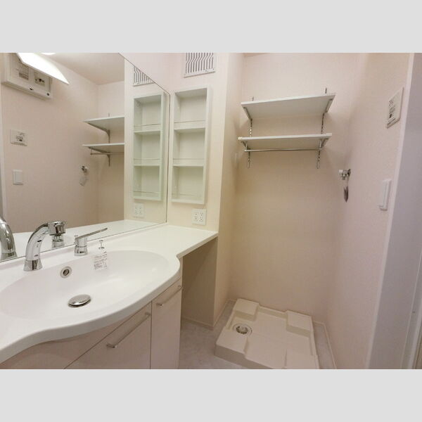 洗面所 (大きな鏡の洗面台)