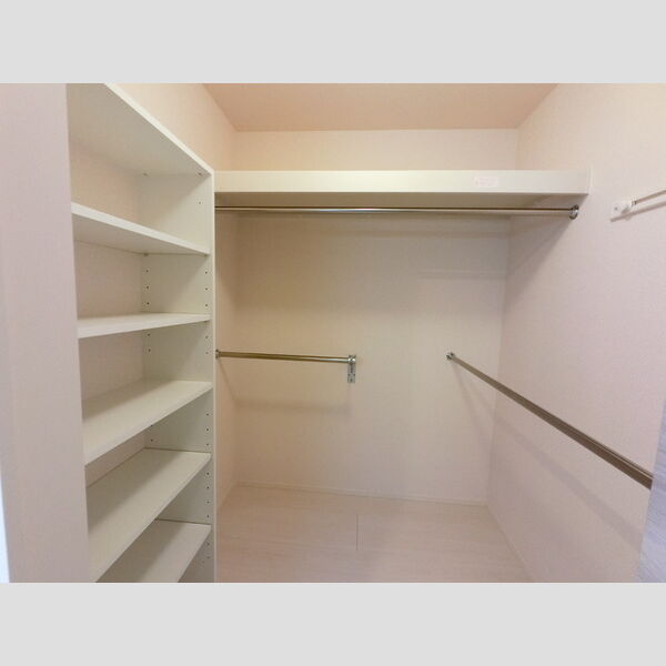 収納 (ウォーキングクローゼット)