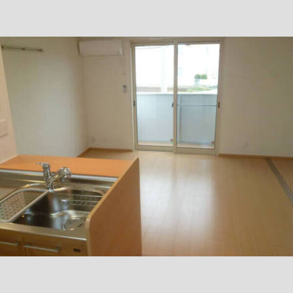 居室・リビング (南向きの対面キッチンタイプのLDK11.5帖です。)