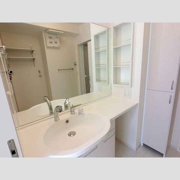 洗面所 (大きな鏡の洗面化粧台)