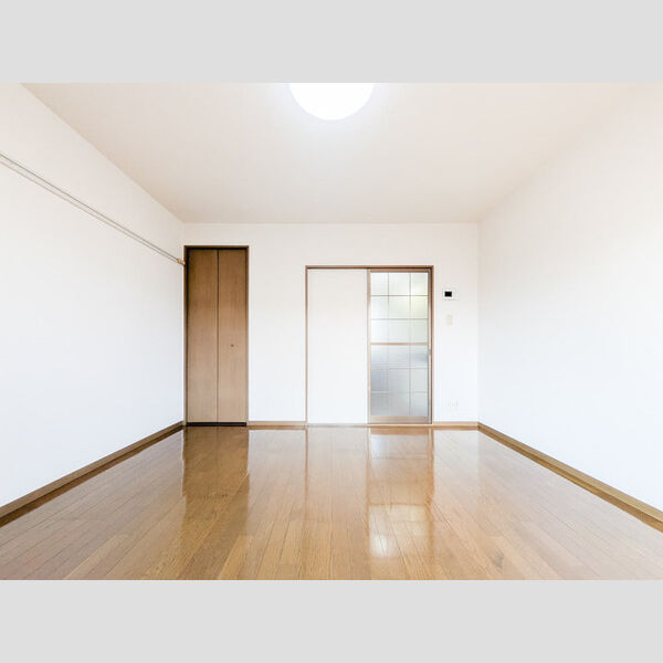 その他 (洋室(窓側より))