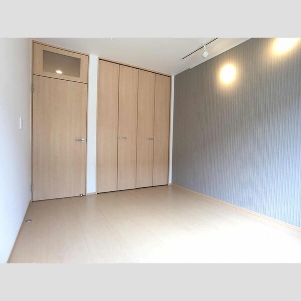 その他 (洋室　アクセントクロス　スポットライト)