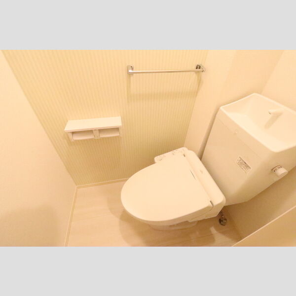 トイレ (温水洗浄暖房便座つきトイレ)