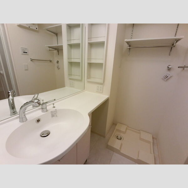 洗面所 (大きな鏡の洗面台)