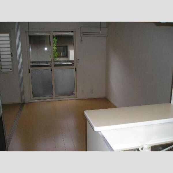 キッチン (南向きの対面キッチンタイプのお部屋です。)
