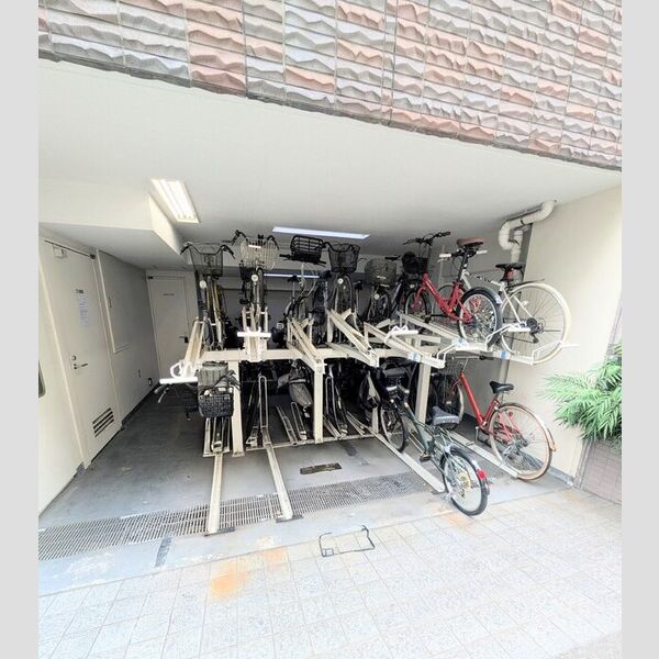 現地周辺 (駐輪場)