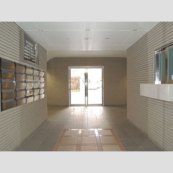 現地周辺 (メールボックス前　エントランス)