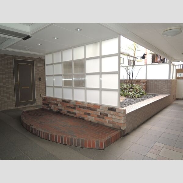 現地周辺 (エレベーター前　エントランス)