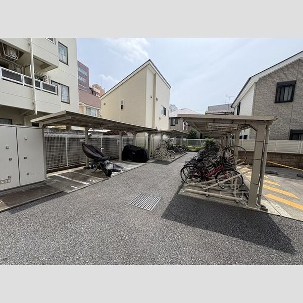 現地周辺 (駐輪場、バイク置き場)