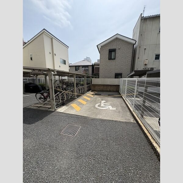 駐車場 (障がい者専用駐車場)