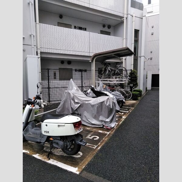 現地周辺 (バイク置き場)
