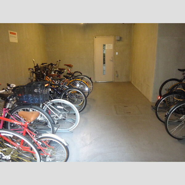 現地周辺 (駐輪場)