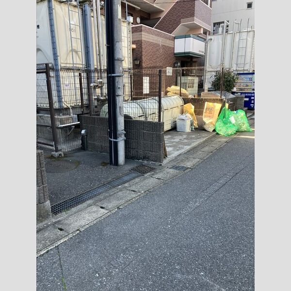 現地周辺 (ゴミ置場)