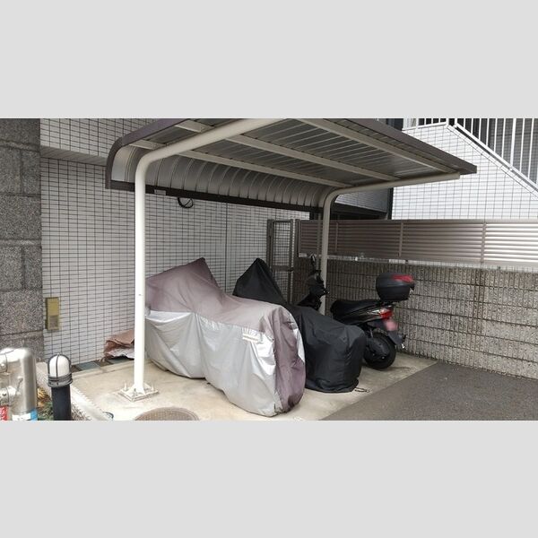 現地周辺 (バイク置き場)