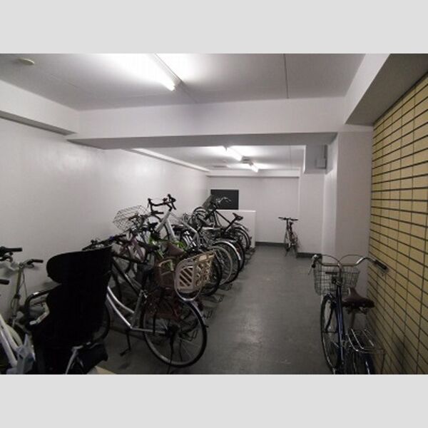 現地周辺 (屋内駐輪場)