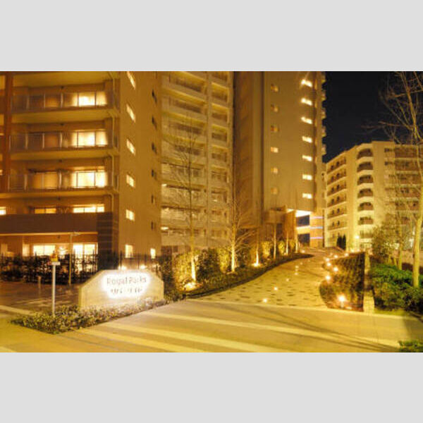 現地周辺 (ロイヤルパークスリバーサイド　エントランス)