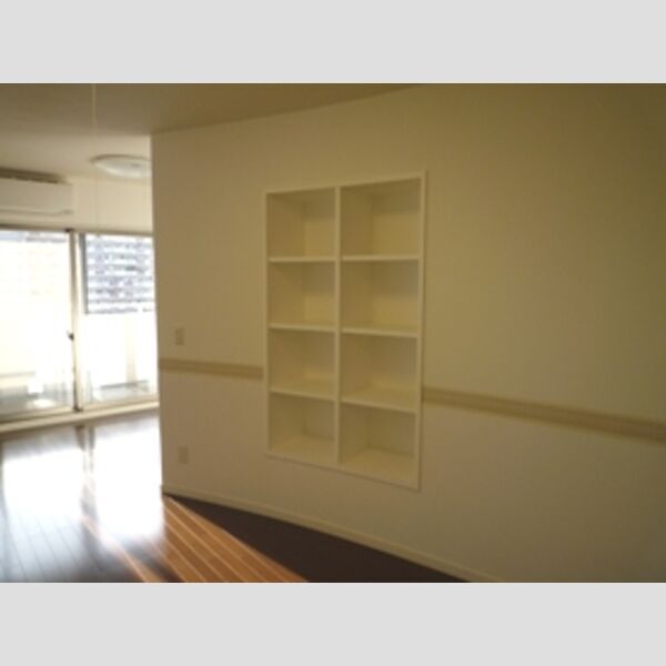 収納 (お部屋の壁にアクセントとして収納棚を設置☆)