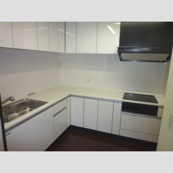 キッチン (キッチンはL型の3口のIHクッキングヒーター付♪)