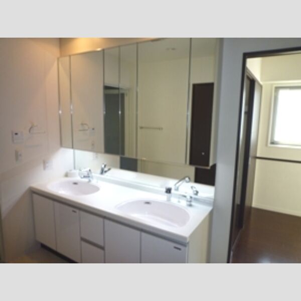 洗面所 (洗面台の洗い場は2箇所あります♪)