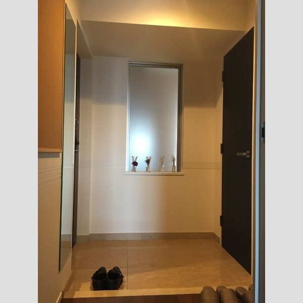 玄関 (玄関は北側廊下に明り取りのスリット窓があります。)