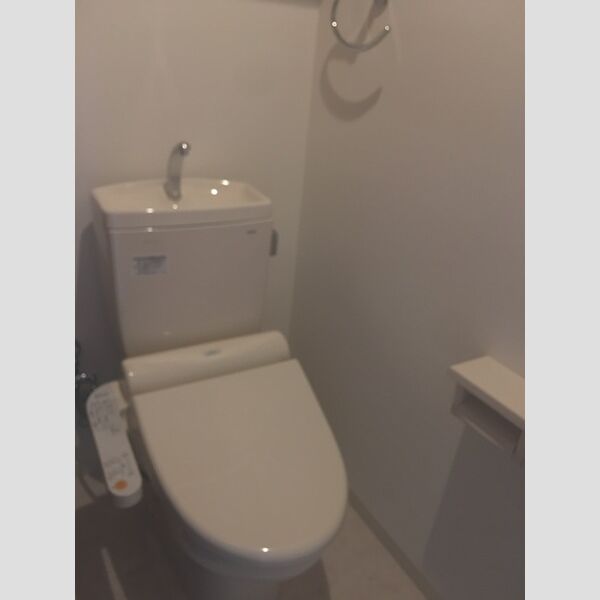 トイレ (温水洗浄便座付きです。)