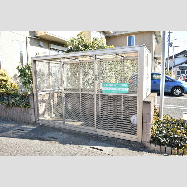 現地周辺 (敷地内ゴミ置き場)