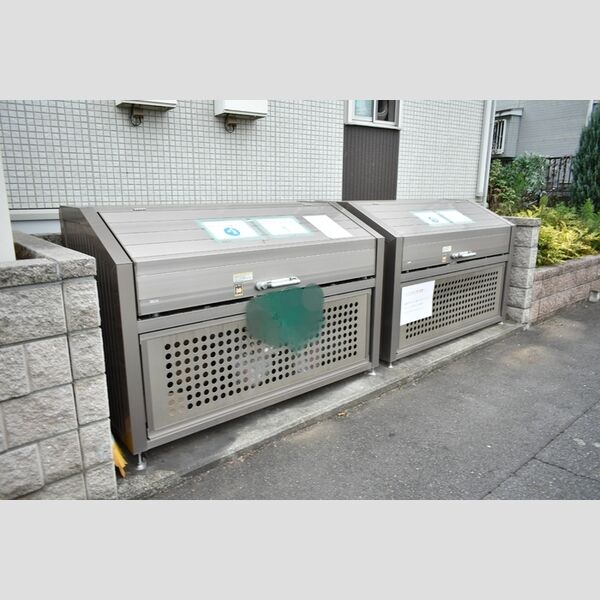 現地周辺 (敷地内ごみ置き場)